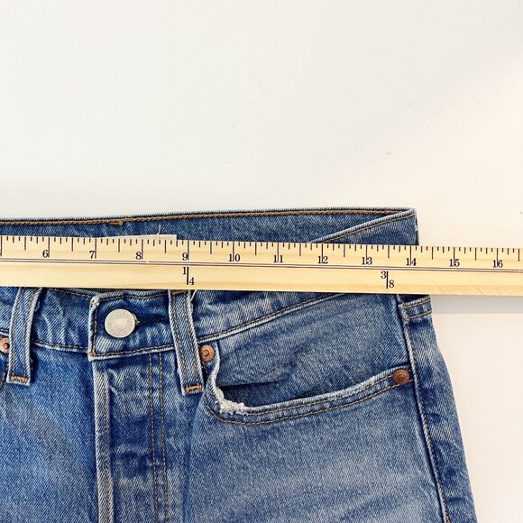 Levi's Wedgie Straight Medium Wash Denim Bermuda Mid Length Jean Shorts Size 27 - Picture 6 of 8